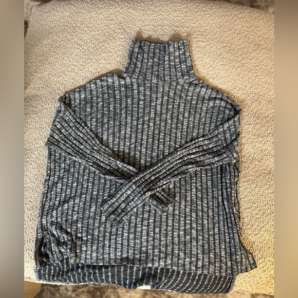 American Eagle Turtleneck Textured Sweater - Picture 1 of 4